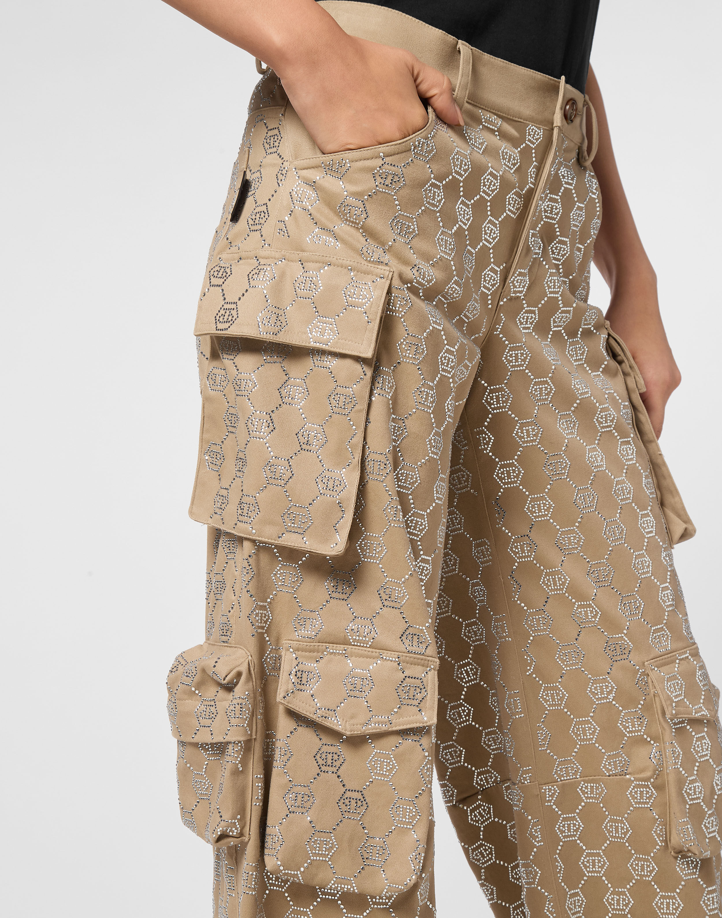 Pantaloni lunghi cargo con taglio fit e monogramma strass Pantaloni lunghi cargo con taglio fit e monogramma strass