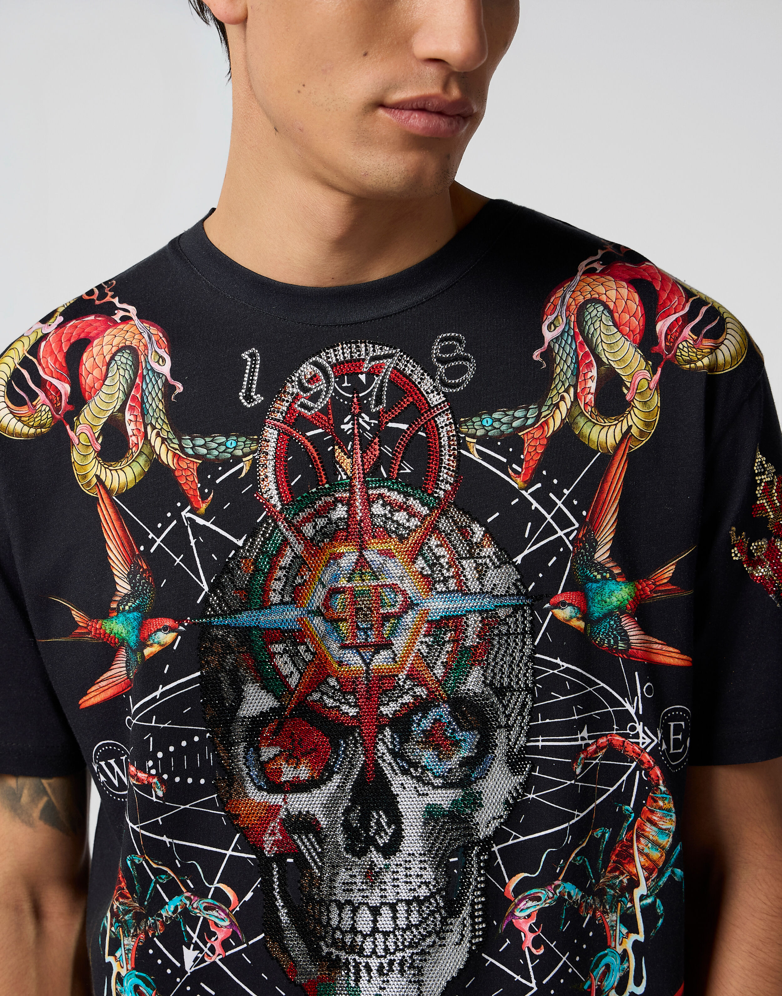 T-shirt con collo tondo e pietre tatuate