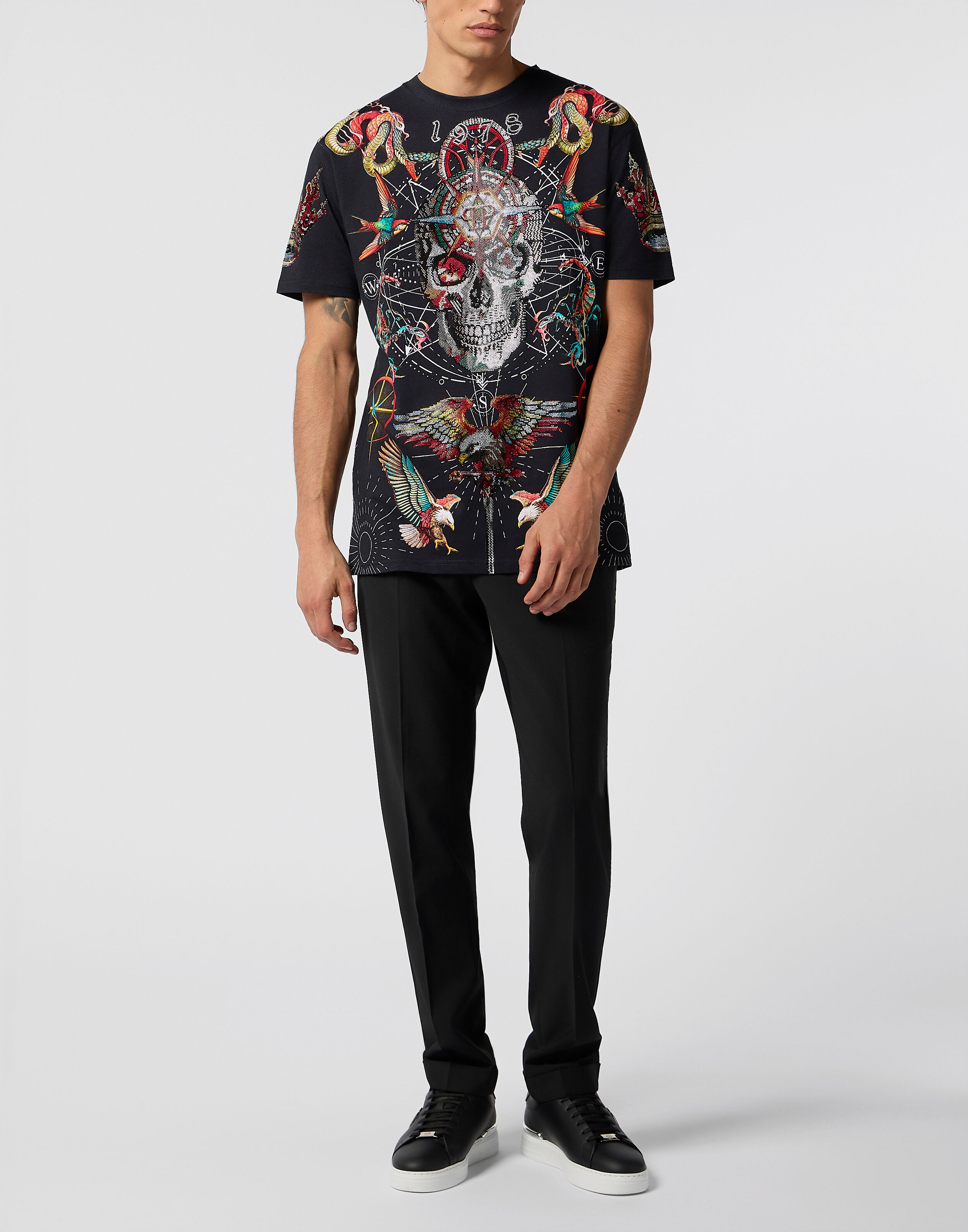 T-shirt tondo con pietre tatuate
