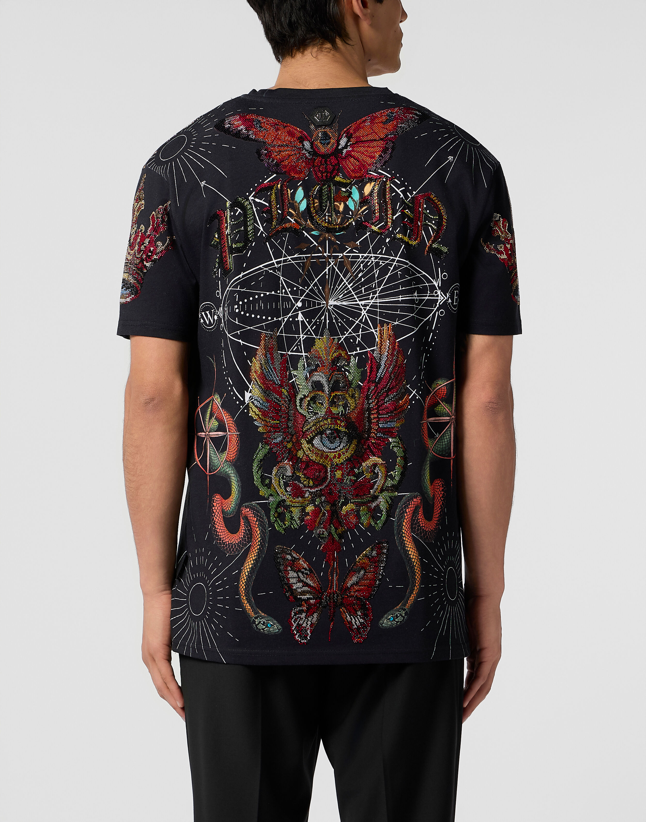 T-shirt tondo con pietre tatuate